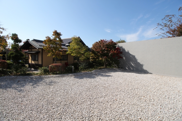 A gravel courtyard and traditional-style building on the grounds of the Himeji City Museum of Literature
