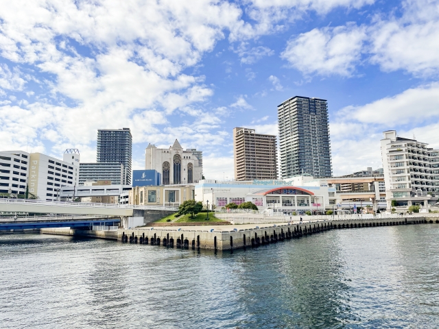 Kobe night view with a waterfront park, an elevated roadway, and a lit-up skyline